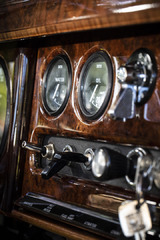 restauration des boiseries d'une Jaguar